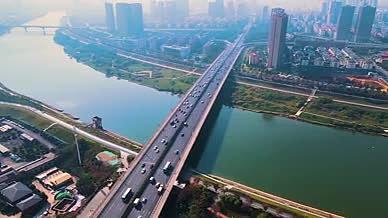 浏阳河大桥建筑车流城市交通4k视频的预览图